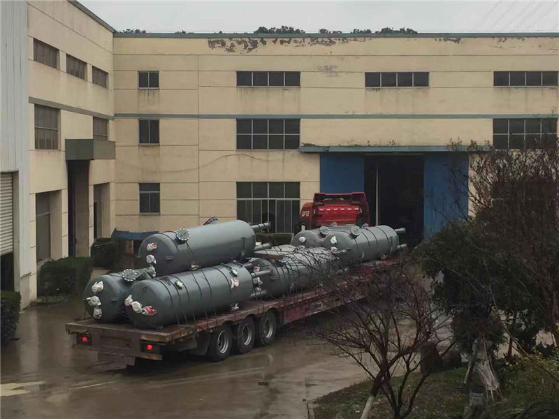 襯塑儲存罐裝車中